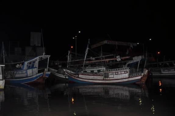 Deixando o porto de madrugada, no início da viagem de barco entre Apicum Açu e a Ilha de Lençóis, nas Reentrâncias Maranhenses - MA